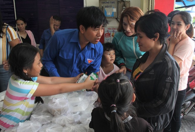 600 phần cơm, cháo nghĩa tình dành tặng người lao động nghèo 600 phần cơm, cháo nghĩa tình dành tặng người lao động nghèo