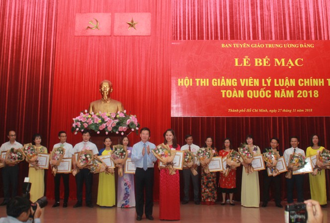 Thí sinh Trịnh Thị Thùy Vân đoạt giải Nhất Hội thi Giảng viên Lý luận Thí sinh Trịnh Thị Thùy Vân đoạt giải Nhất Hội thi Giảng viên Lý luận