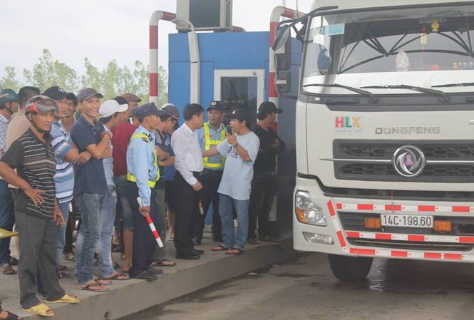 BOT Ninh An xả trạm, tài xế bấm còi inh ỏi không chịu qua Trạm BOT Ninh An liên tục "đóng - xả".
