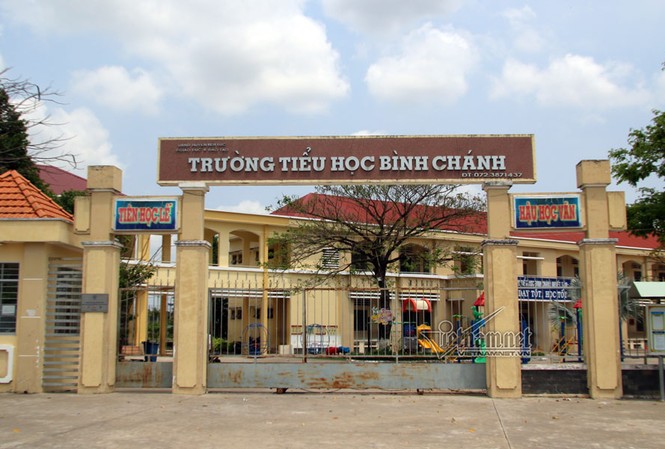 Hiệu trưởng có ‘vô can’ trong vụ cô giáo bị quỳ gối? Trường Tiểu học Bình Chánh nơi xảy ra sự việc