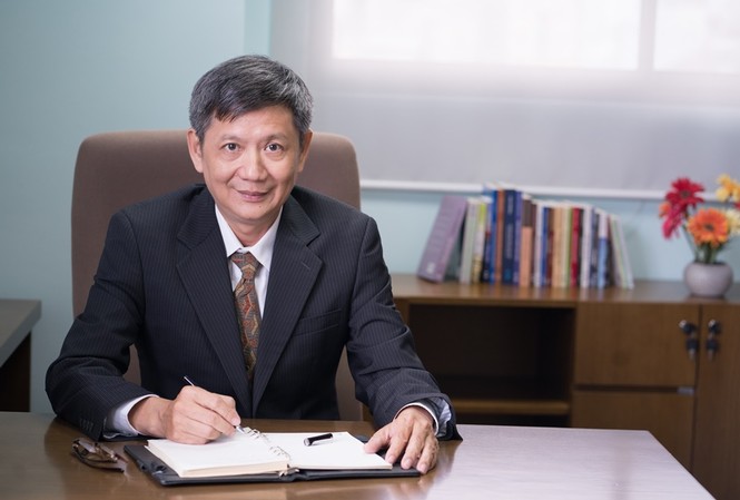 Giáo sư 'quần đùi' bị từ chối, trường ĐH Hoa Sen có hiệu trưởng mới Giáo sư 'quần đùi' bị từ chối, trường ĐH Hoa Sen có hiệu trưởng mới
