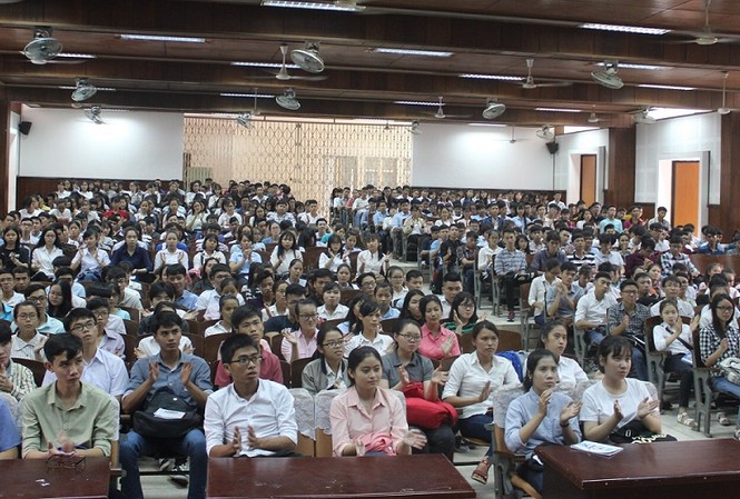 Hàng loạt sinh viên ĐH Nông lâm TPHCM bị kỷ luật Sinh viên đại học Nông lâm TPHCM trong 1 buổi sinh hoạt toàn trường