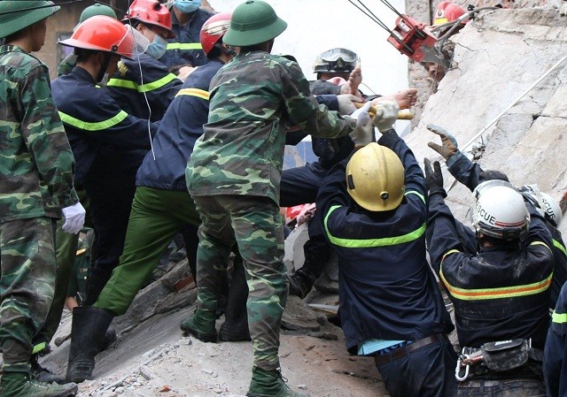 12 người trong ngôi nhà sập trên phố Cửa Bắc 11h ngày 4/8, lực lượng cứu hộ đưa toàn bộ 8 người gặp nạn vụ sập nhà ra khỏi đống đổ nát.
