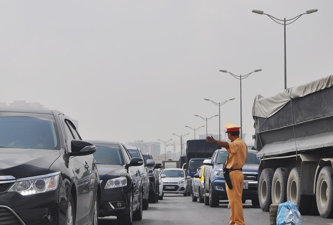 Xe chở gas lật ngang đường vành đai, 10km ùn tắc kinh hoàng Xe chở gas lật ngang đường vành đai, 10km ùn tắc kinh hoàng