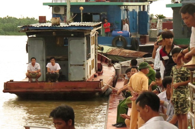Hãi hùng tàu chở 300 tấn cát đắm trên sông Hồng Hãi hùng tàu chở 300 tấn cát đắm trên sông Hồng