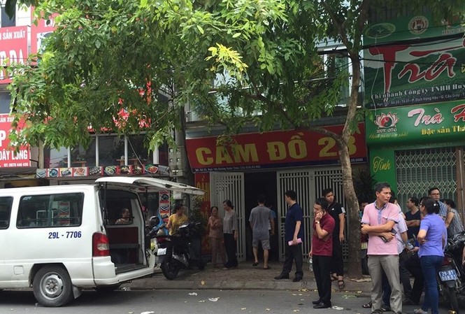 Tân sinh viên đại học tử vong tại nhà với nhiều vết thương Lực lượng chức năng tổ chức khám nghiệm hiện trường.