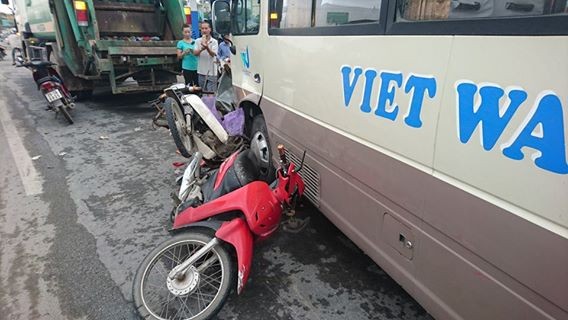 Xe khách đâm liên hoàn trên QL 5, nhiều người nhập viện Xe khách đâm liên hoàn trên QL 5, nhiều người nhập viện