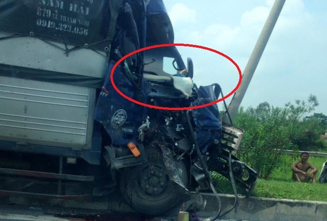 Xe tải va chạm nhau trên cao tốc Hà Nội - Thái Nguyên, 1 người chết Xe tải va chạm nhau trên cao tốc Hà Nội - Thái Nguyên, 1 người chết