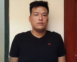 Thanh niên cào cấu, cắn cảnh sát sau khi đập đá Trịnh Quang Tùng tại cơ quan công an.