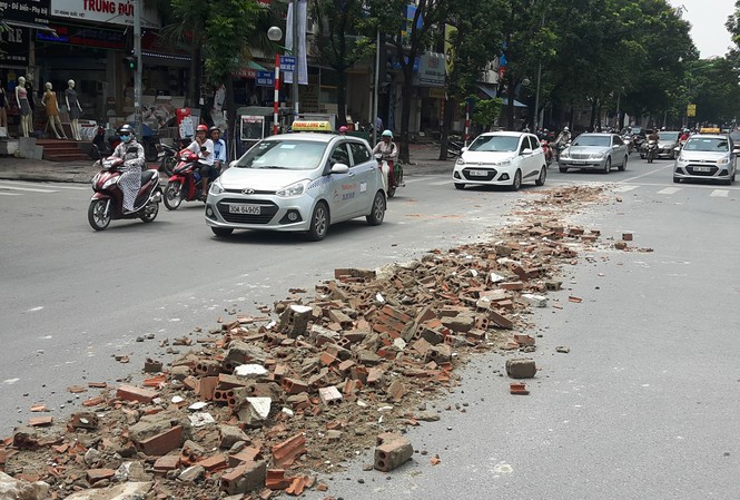 Truy tìm xe tải đổ chất thải giữa phố Hà Nội Vật liệu xây dựng do xe tải đổ giữa đường Hoàng Quốc Việt trưa 25/9.