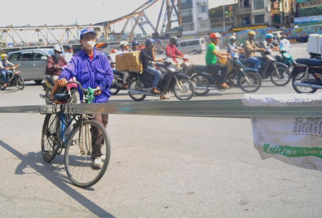 Xe ba gác, xe thô sơ chở hàng cồng kềnh “náo loạn” phố cổ Xe ba gác, xe thô sơ chở hàng cồng kềnh “náo loạn” phố cổ