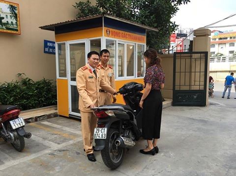 Bất ngờ nhận lại chiếc SH sau khi bỏ trên đường lúc nửa đêm Bất ngờ nhận lại chiếc SH sau khi bỏ trên đường lúc nửa đêm