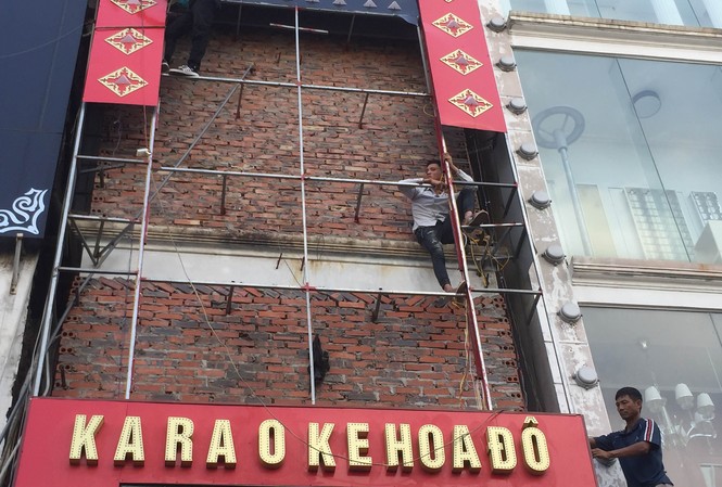 Cháy quán karaoke làm 13 người chết: Cách chức, kỷ luật hàng loạt cán bộ Sau vụ cháy quán karaoke làm 13 người thiệt mạng, Hà Nội ra quân chấn chỉnh hoạt động kinh doanh karaoke. Ảnh: Nguyễn Hoàn