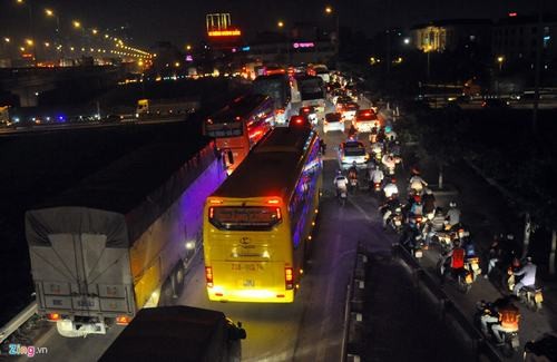Cao tốc Pháp Vân - Cầu Giẽ ùn ứ hơn 10km Cao tốc Pháp Vân - Cầu Giẽ ùn ứ hơn 10km