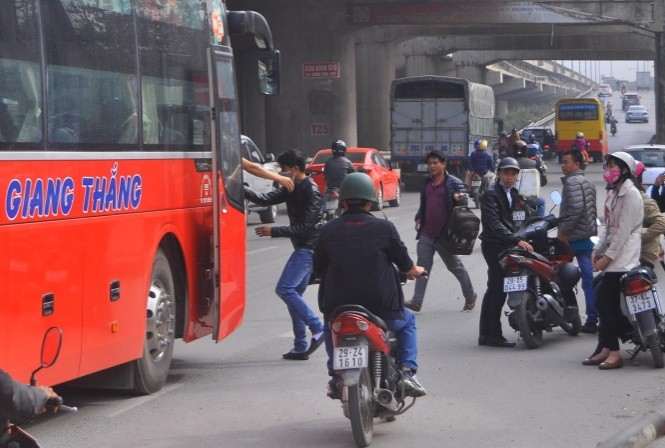 “Nhộn nhịp” cảnh dừng xe bắt khách trước bến Nước Ngầm “Nhộn nhịp” cảnh dừng xe bắt khách trước bến Nước Ngầm