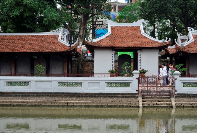 Văn Miếu sẽ được phủ lớp màu giống cổ kính Trường đại học đầu tiên của Việt Nam đang được quét vôi trắng từ khu vực cổng Đại Trung Môn, giếng Thiên Quang đến bia tiến sĩ, khu nhà thờ. Ảnh: Nguyễn Hoàn