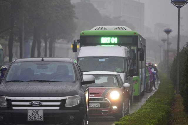 CSGT lên tiếng về 'phạt nguội' ô tô lấn làn buýt nhanh BRT Khi thời tiết xấu hoặc giờ cao điểm, tình trạng phương tiện lấn làn xe buýt nhanh diễn ra phổ biến. Ảnh: Nguyễn Hoàn.