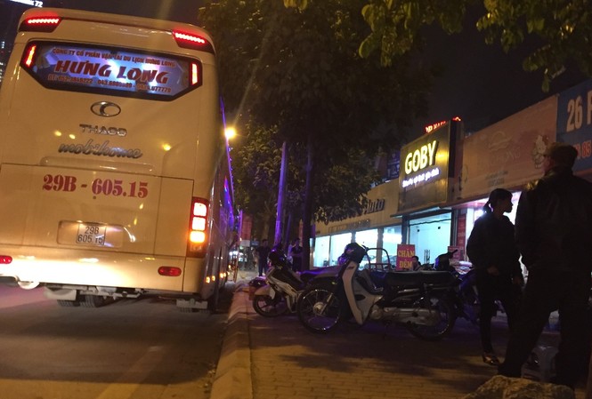 Cận cảnh “bến dù” đón khách dưới lòng đường Cận cảnh “bến dù” đón khách dưới lòng đường