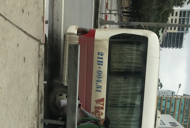 Phớt lờ lệnh cấm, nhiều nhà xe ngang nhiên đón khách dưới lòng đường Phớt lờ lệnh cấm, nhiều nhà xe ngang nhiên đón khách dưới lòng đường