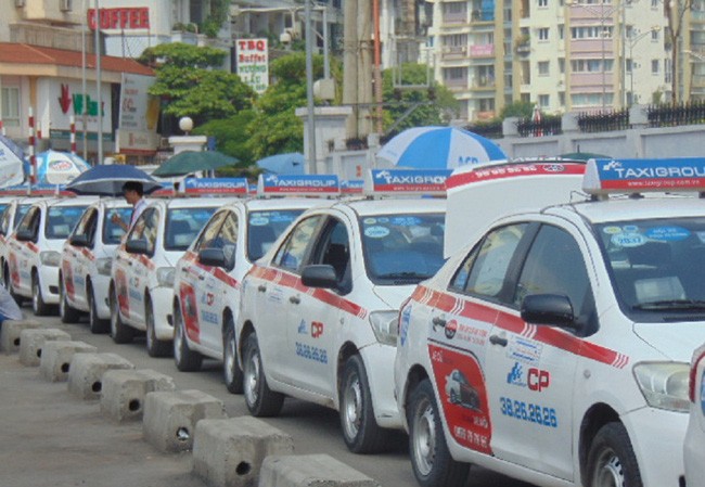 Cảnh sát phạt hơn 1.100 tài xế taxi dừng đỗ sai quy định Cảnh sát phạt hơn 1.100 tài xế taxi dừng đỗ sai quy định