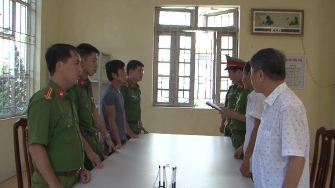 Khởi tố 3 người trong vụ bệnh nhân chạy thận tử vong ở Hòa Bình Cảnh sát bắt tạm giam 3 người liên quan vụ 8 bệnh nhân tử vong khi chạy thận. Ảnh: Zing