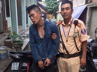 CSGT Hà Nội đón lõng, bắt kẻ vừa trộm xe tay ga Ngô Quý Anh và tang vật.