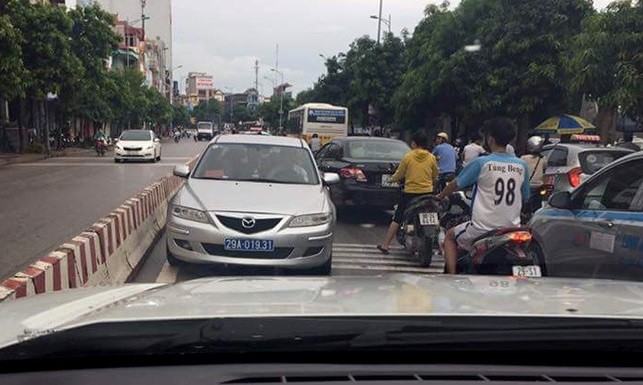 Yêu cầu xử lý tài xế lái ô tô biển xanh đi ngược chiều Hình ảnh xe biển xanh đi ngược chiều.