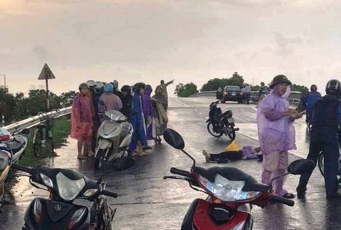Bị sét đánh trúng trên đường, người phụ nữ chết thương tâm Hiện trường vụ việc.