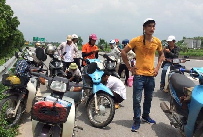 Công an vào cuộc vụ đinh tặc hoành hành ở cao tốc Hà Nội - Bắc Giang Hàng loạt phương tiện thủng săm do dính đinh.