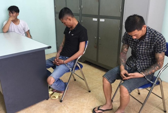 Bắt nhóm dùng súng cướp tài sản của xe ôm ở Hà Nội 3 đối tượng tại cơ quan công an.