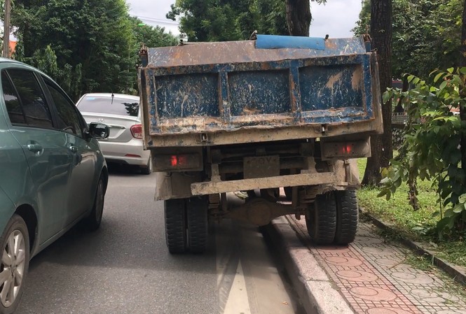 Hãi hùng chứng kiến xe tải làm 'xiếc' trên vỉa hè Hà Nội Hãi hùng chứng kiến xe tải làm 'xiếc' trên vỉa hè Hà Nội