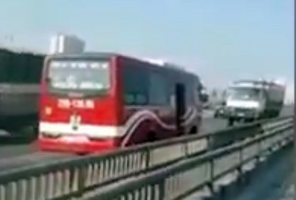 Truy tìm xe khách chạy ngược chiều trên đường vành đai 3 Hà Nội Hình ảnh xe khách di chuyển ngược chiều ở đường vành đai 3. Ảnh: Cắt từ clip.