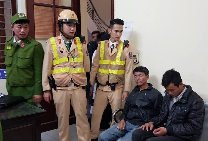 CSGT quật ngã 2 kẻ dùng dao cướp tài sản trên phố CSGT bàn giao 2 đối tượng cướp tài sản tới cơ quan công an.