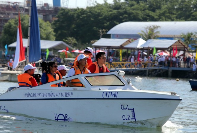 Người dân hào hứng xem đua thuyền ở vịnh Marina Người dân hào hứng xem đua thuyền ở vịnh Marina