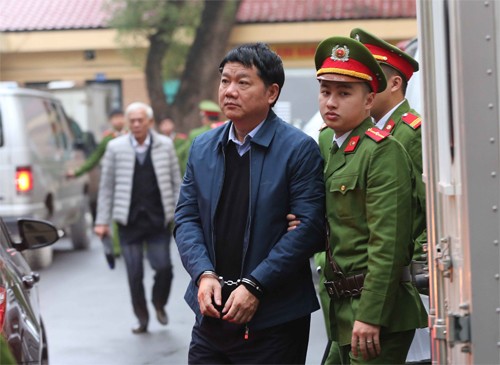 Ông Đinh La Thăng nói gì tại tòa trong phần kiểm tra căn cước? Ông Đinh La Thăng trước giờ xét xử vào sáng nay. Ảnh: TTXVN.