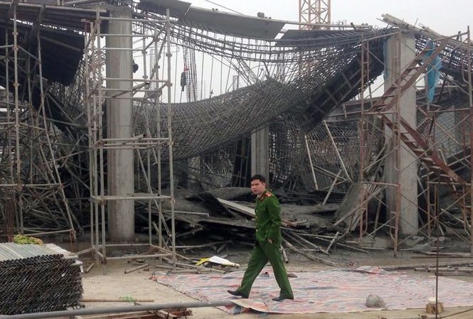 Vụ sập giàn giáo: Bới bê tông tìm đồng nghiệp bị vùi lấp Cảnh sát khám nghiệm hiện trường vụ sập giàn giáo