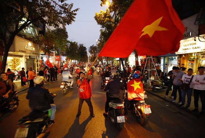 Bộ trưởng Công an: Không để xảy ra đua xe trận chung kết U23 Việt Nam Người dân thủ đô ăn mừng chiến thắng trận bán kết trước U23 Qatar ngày 23/1. Ảnh: Như Ý