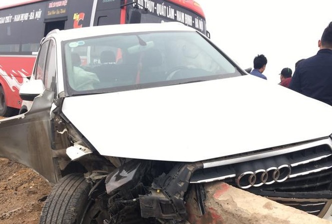 Tai nạn liên hoàn, xe Audi bẹp đầu trên cao tốc Pháp Vân Chiếc Audi bẹp rúm sau va chạm. Ảnh: Xuân Sơn/otofun