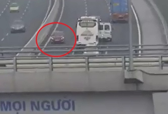 Xác định nữ tài xế lái ô tô ngược chiều trên cao tốc Hà Nội-Hải Phòng Hình ảnh ô tô di chuyển ngược chiều trên cao tốc Hà Nội - Hải Phòng.