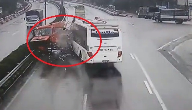 Tài xế ô tô khách đâm xe cứu hoả có bị xử lý hình sự? Hình ảnh cắt từ clip