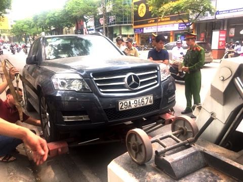 Xử lý hàng nghìn vi phạm lấn chiếm vỉa hè, lòng đường ở Hà Nội Xử lý hàng nghìn vi phạm lấn chiếm vỉa hè, lòng đường ở Hà Nội