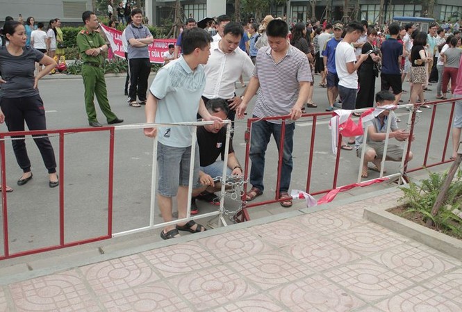 Tranh chấp hàng rào căng thẳng ở khu đô thị hạng sang Tranh chấp hàng rào căng thẳng ở khu đô thị hạng sang