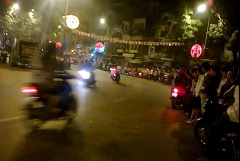 Khởi tố nhóm cầm đầu tổ chức đua xe quanh hồ Gươm Khởi tố nhóm cầm đầu tổ chức đua xe quanh hồ Gươm