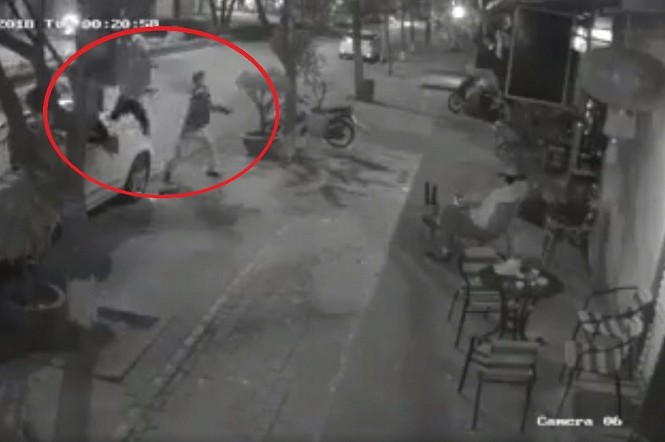 Nhóm thanh niên ném 'mưa' gạch đá vào quán cà phê ở Hà Nội Hình ảnh nhóm thanh niên ném đá như mưa vào quán cà phê trên đường Nguyễn Quý Đức (Thanh Xuân, Hà Nội).