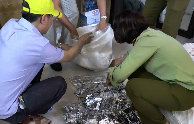Phát hiện cơ sở sản xuất mỹ phẩm, thực phẩm chức năng ở nhà vệ sinh Lực lượng chức năng kiểm tra cơ sở số 45, ngõ 9 Hoàng Cầu (Đống Đa, Hà Nội).