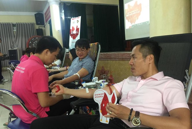 Nhóm cựu học sinh trở lại trường cấp 3 hiến máu cứu người ở Hà Nội Nhóm cựu học sinh trở lại trường cấp 3 hiến máu cứu người ở Hà Nội