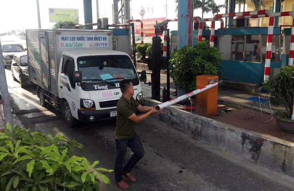 Triệu tập 4 tài xế phá barie Trạm BOT Tân Đệ Tài xế hất tung barie Trạm thu phí BOT Tân Đệ.