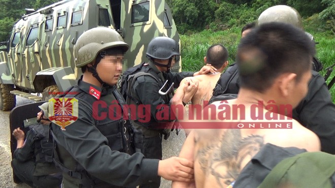 Hàng trăm cảnh sát vây bắt 2 'ông trùm' ở thủ phủ ma túy Lực lượng cảnh sát khống chế, bắt giữ các đối tượng. Ảnh: Công an nhân dân.