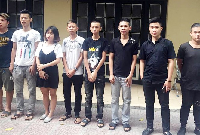 Thiếu nữ 16 tuổi bị khởi tố vì đi đua xe cùng bạn trai dịp World Cup Nhóm 7 đối tượng bị khởi tố về hành vi gây rối trật tự công cộng.