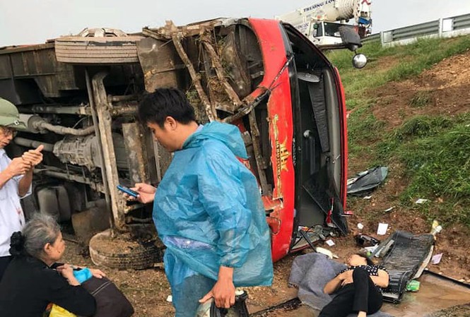 Xe khách lật nghiêng trên cao tốc Pháp Vân - Cầu Giẽ Xe khách lật nghiêng trên cao tốc Pháp Vân - Cầu Giẽ